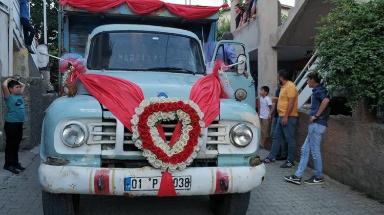 عروسان تركيان يستقلان شاحنة نقل خلال زفافهما!